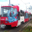 Neubeschriftung einer Straßenbahn als Teil der Imagekampanie des betreibenden Verkehrsbetriebes.
