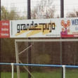 Sportplatzwerbung eines regionalen Fußballvereins.