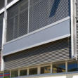 BA24 - Banner Lift Anlage - PVC-Banner im beweglichen Spannrahmen zum einfachen Austausch.