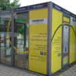 Digitaldrucke an einem Verkaufspavillion in Cottbus.