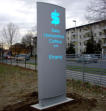 PY14 - Pylon am Haupteingang zum SANA-Herzzentrum in Cottbus