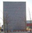 Fassade einer Calauer Schule mit Graffitischutz.